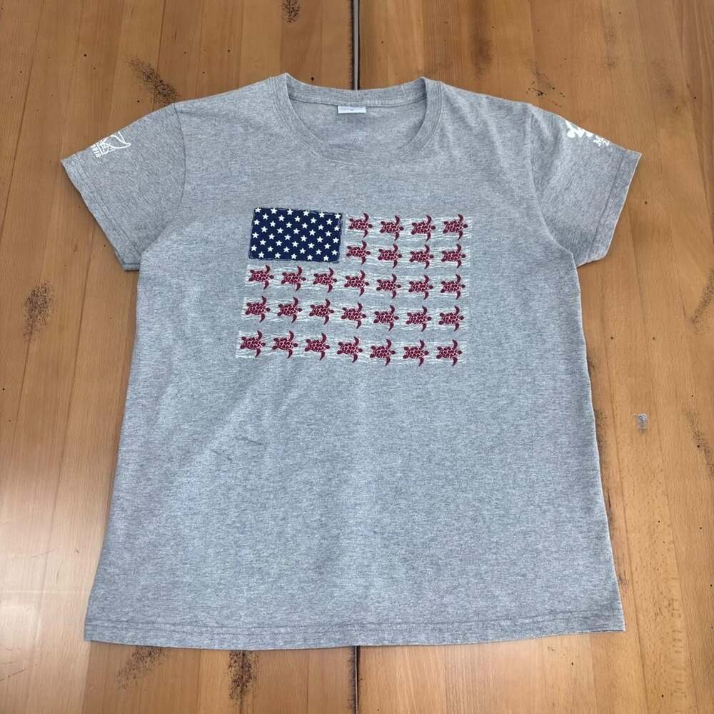Crazy Shirts Hawaii Turtle Flag T-Shirt Size M Gray Graphic Tee